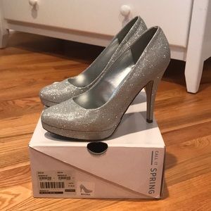 Gorgeous silver glitter heels!
